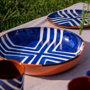 DSC09681 Håndlavet serveringsskål i terracotta keramik med blå zebra | 28 cm