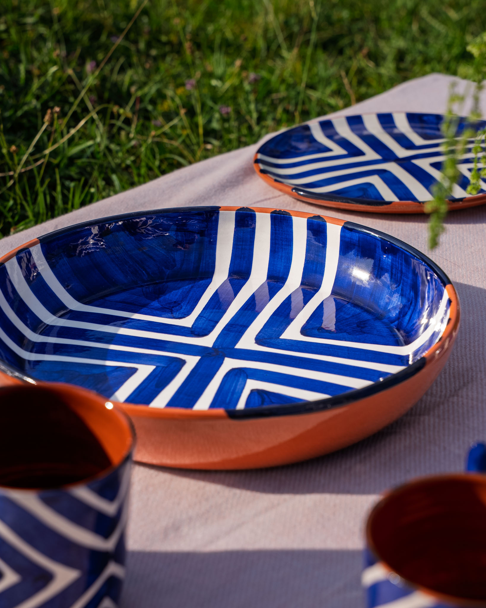 Håndlavet serveringsskål i terracotta keramik med blå zeba | 28 cm