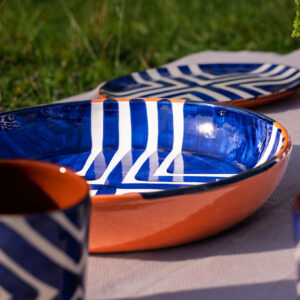 DSC09685 Håndlavet serveringsskål i terracotta keramik med blå zebra | 28 cm