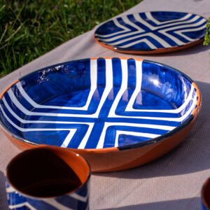 Håndlavet serveringsskål i terracotta keramik med blå zeba | 28 cm