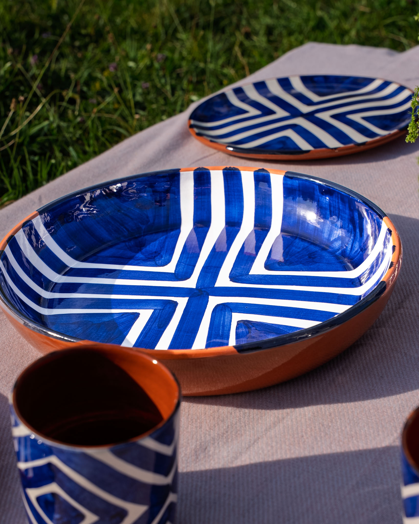 DSC09689 Håndlavet serveringsskål i terracotta keramik med blå zeba | 28 cm