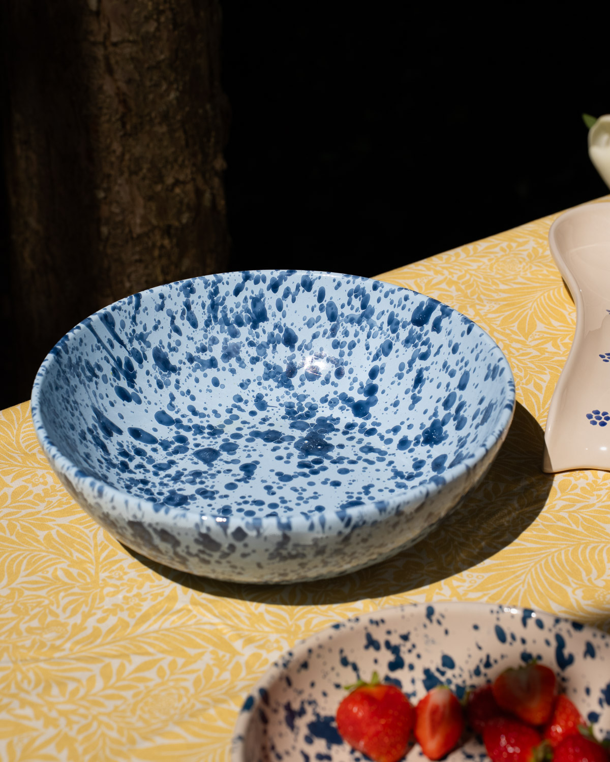 NFBO26MACHBLUE-2 Italiensk serveringsskål i håndmalet keramik med blåt Macchiettato-mønster | 26 cm