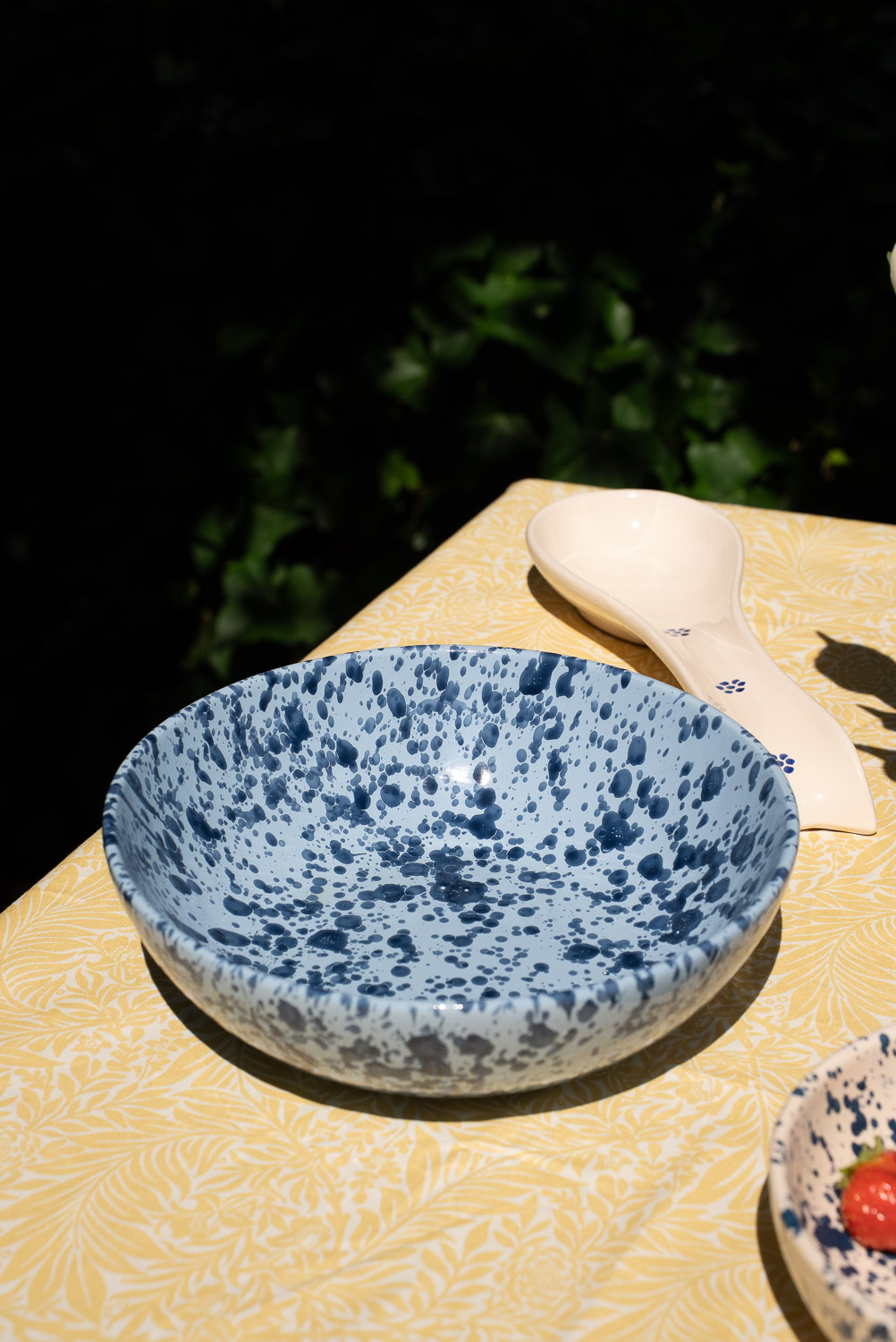 NFBO26MACHBLUE-3 Italiensk serveringsskål i håndmalet keramik med blåt Macchiettato-mønster | 26 cm