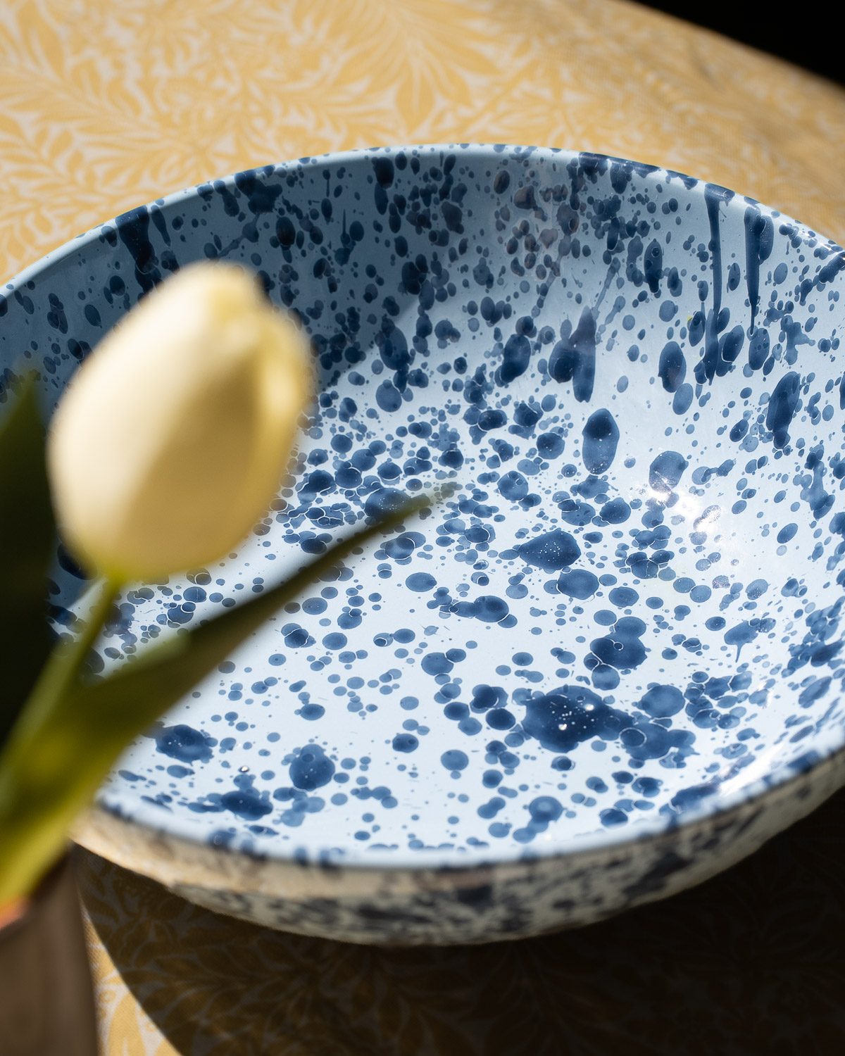 NFBO26MACHBLUE-5 Italiensk serveringsskål i håndmalet keramik med blåt Macchiettato-mønster | 26 cm
